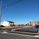 違うアングルから。綺麗な更地になりました！！東側ブロックフェンス設置完了しました！！B区画・C区画協定道路部分売主の負担にてアスファルト舗装致します！！(外観)