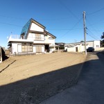 違うアングルから。昭和50年築の中古が御座いますがリフォームは必要ですがまだまだ使用可能です！(外観)