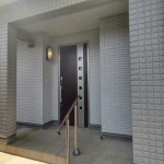 手すり付きで安全な玄関アプローチ(玄関)