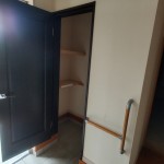 あると便利な広々だま収納。お父さんのゴルフバックやベビーカー迄色々収納出来ます！！(玄関)
