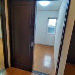 隠れ家的な家事室約2.7帖。用途は様々です。採光十分確保されております！